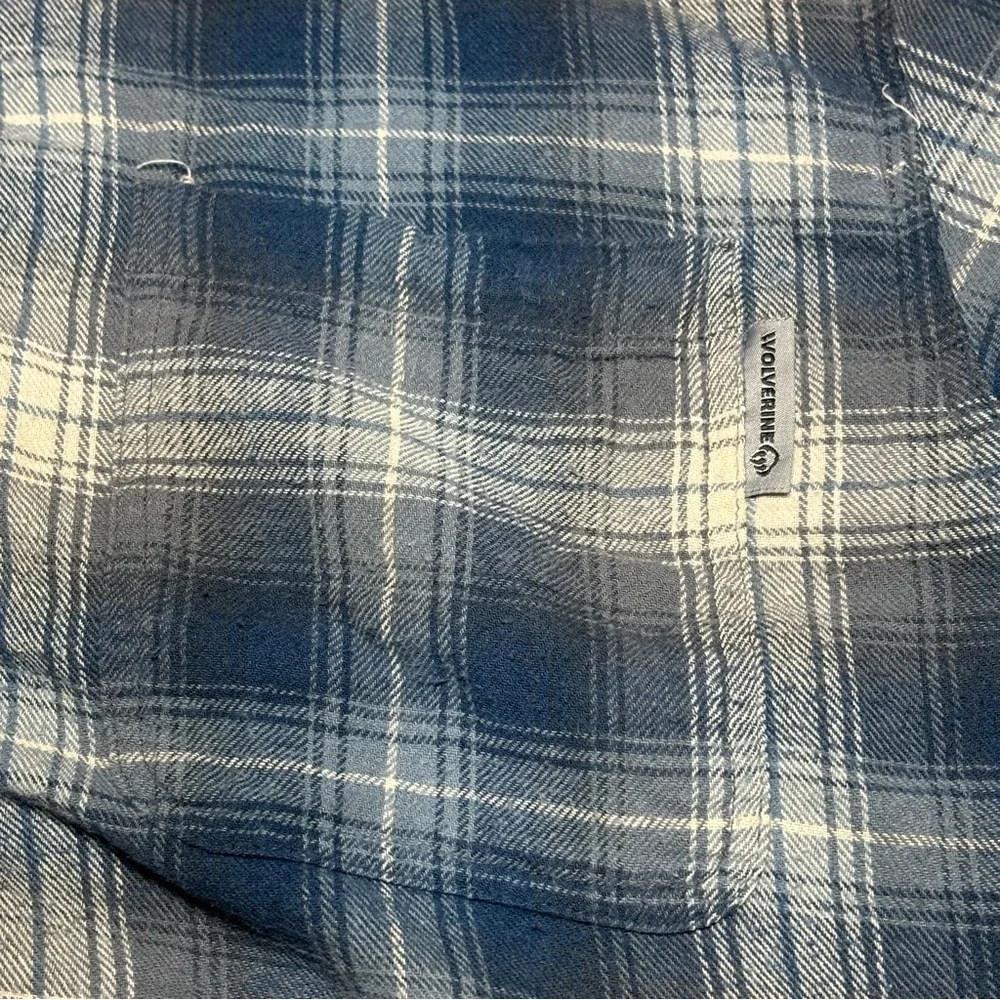Wolverine men’s size L rn 19414 flannel style button‎ up